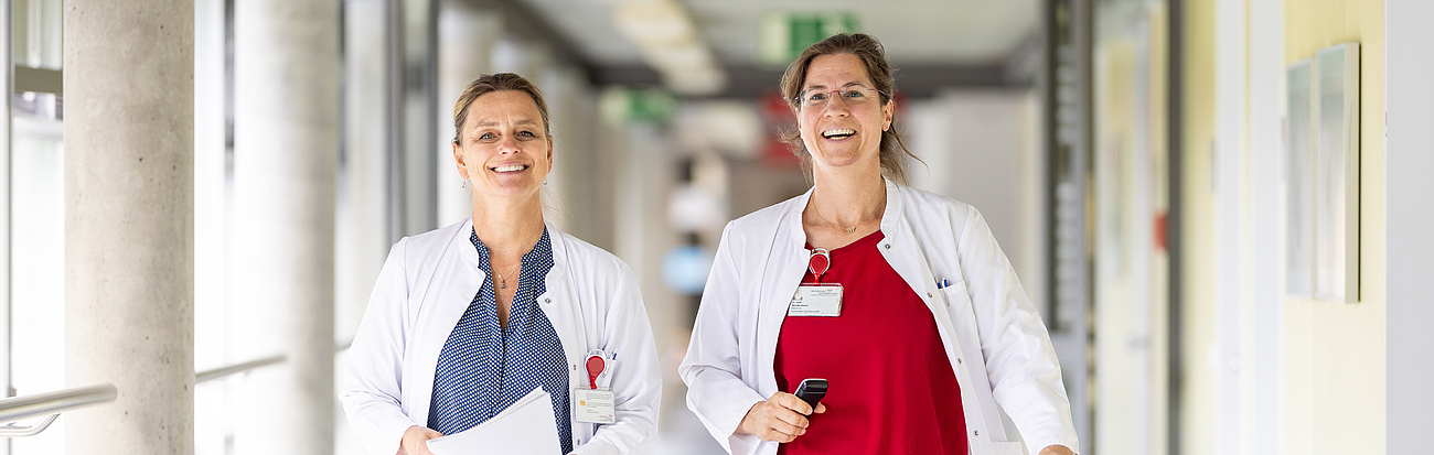 Auf dem Weg zu einer Patientin Zwei Ärztinnen der gynäkologischen Onkologie auf dem Weg zu einer Patientin