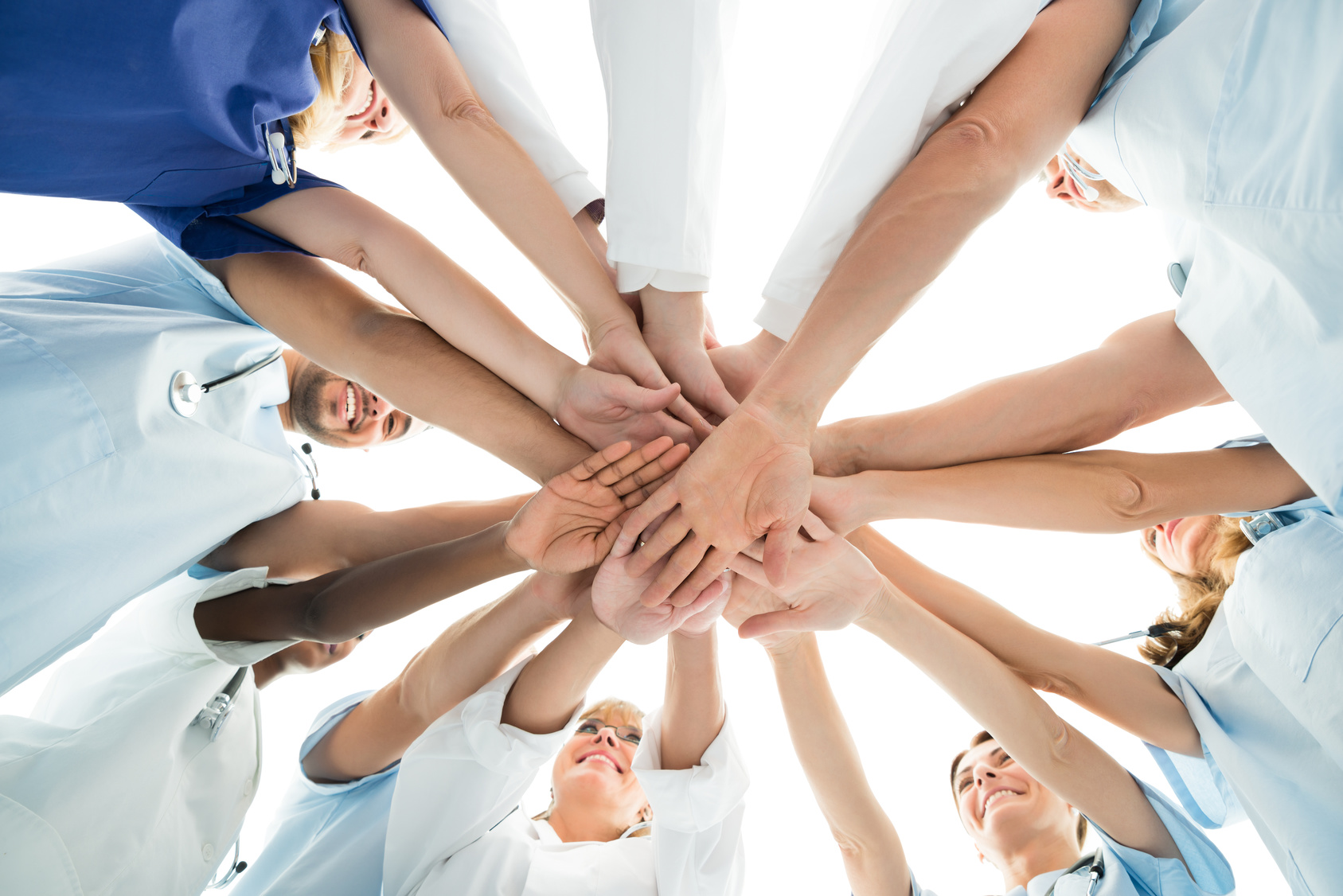 Unser Team arbeitet Hand in Hand Mitarbeiter bilden Kreis und halten sich an den Händen