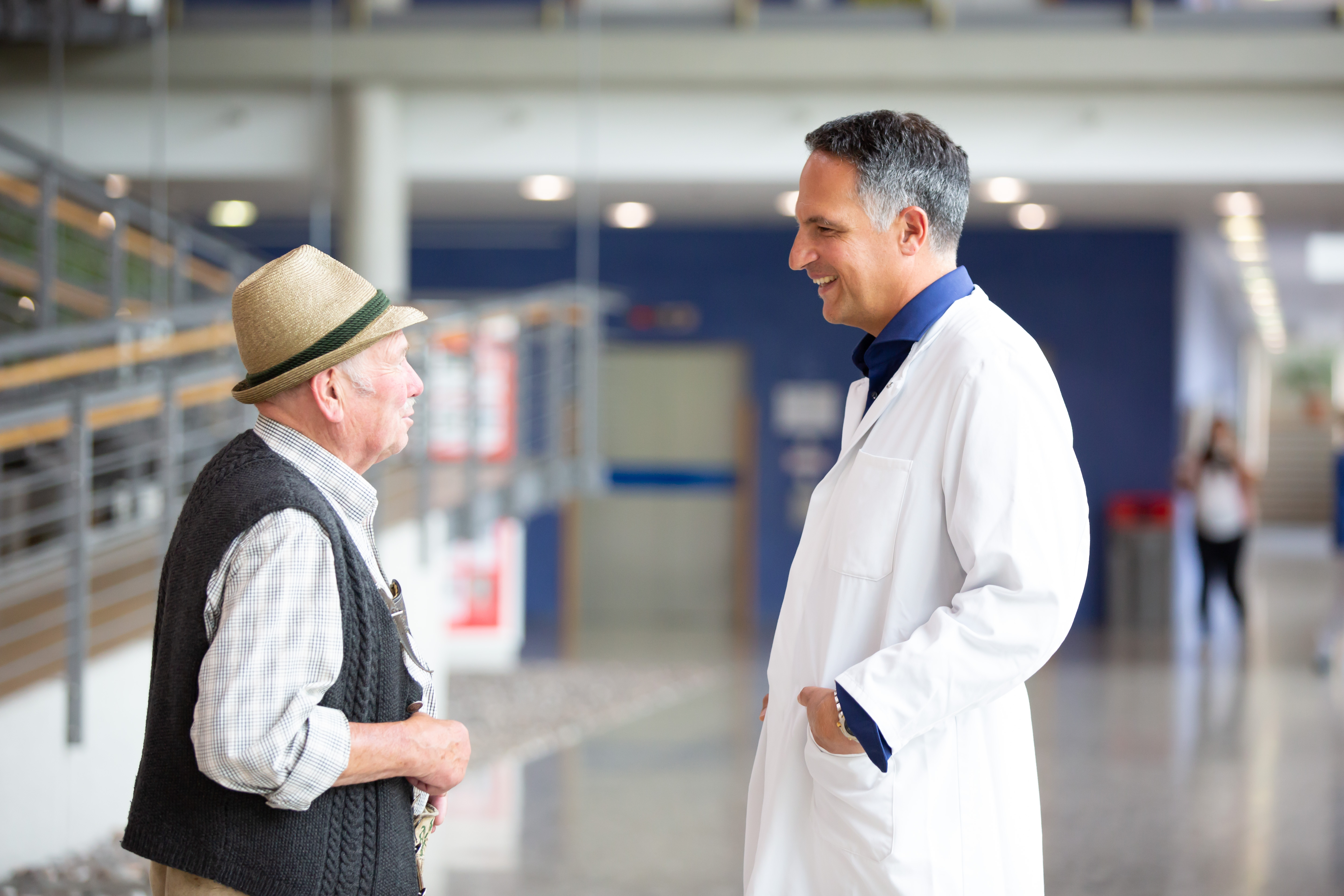 Dr. Rudolf Nadjar im Gespräch mit Patient Dr. Rudolf Nadjar im Gespräch mit Patient