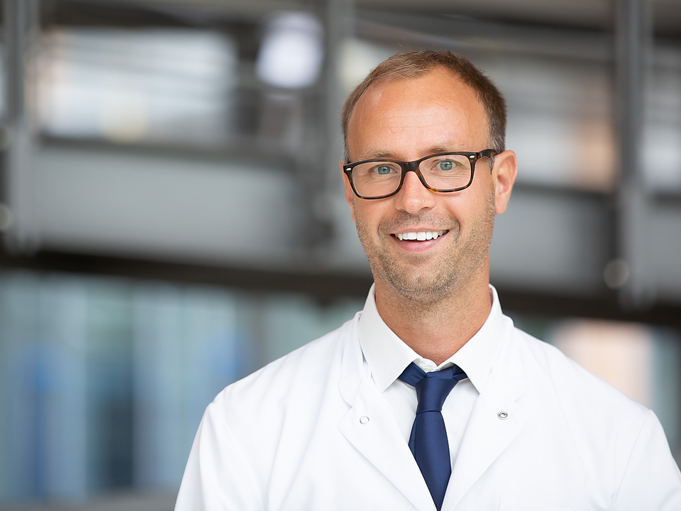 Dr. Prodinger Ein Arzt lächelt in die Kamera.