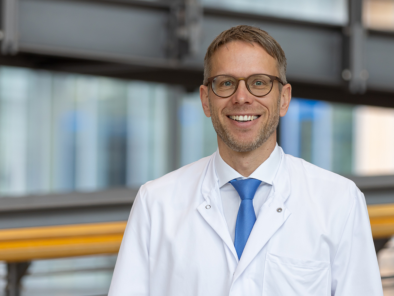 Prof. Dr. D'Haese Arzt lächelt in die Kamera.