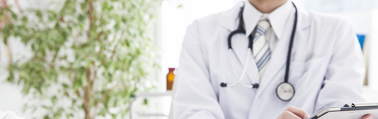 Patientengespräch Ein Arzt unterhält sich mit einem Patienten.