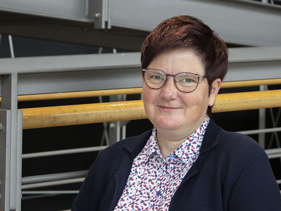 Frau Pfeiffer Mitarbeiterin lächelt in die Kamera.
