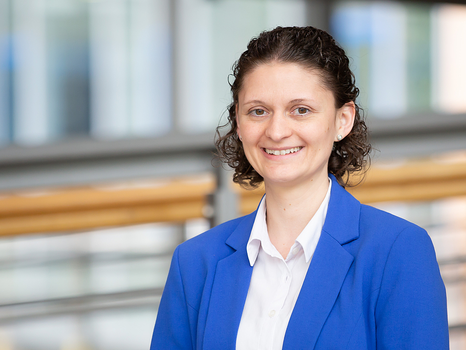 Frau Reissner Mitarbeiterin lächelt in die Kamera.