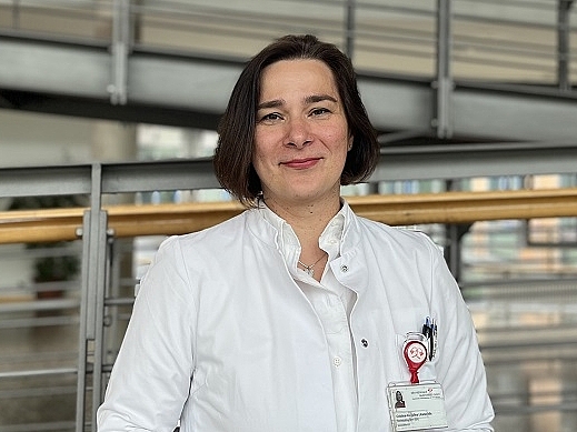 Frau Litseselidis Mitarbeiterin lächelt in die Kamera.