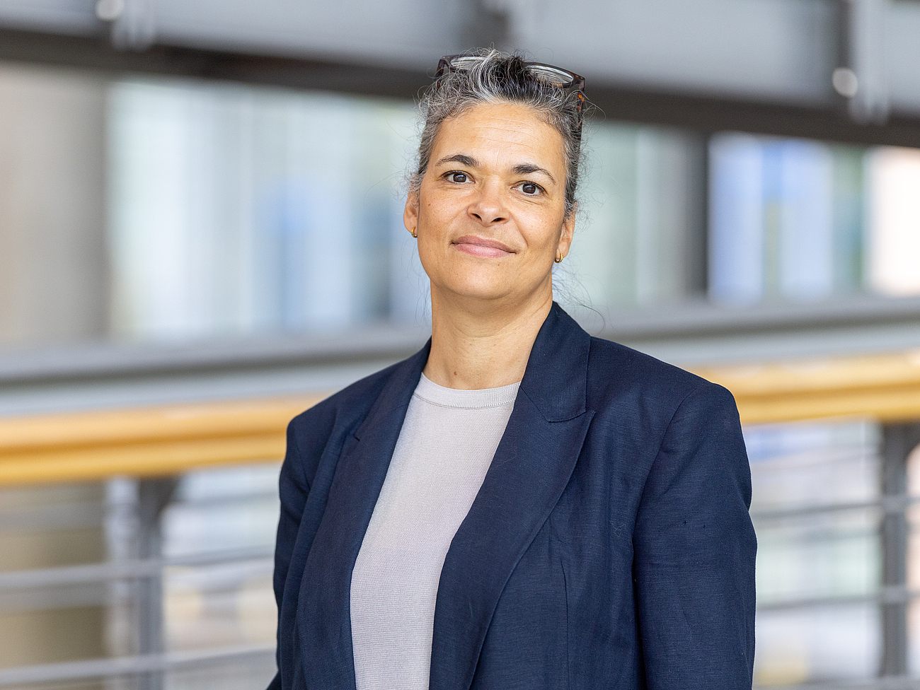 Mitarbeiterin lächelt in die Kamera.