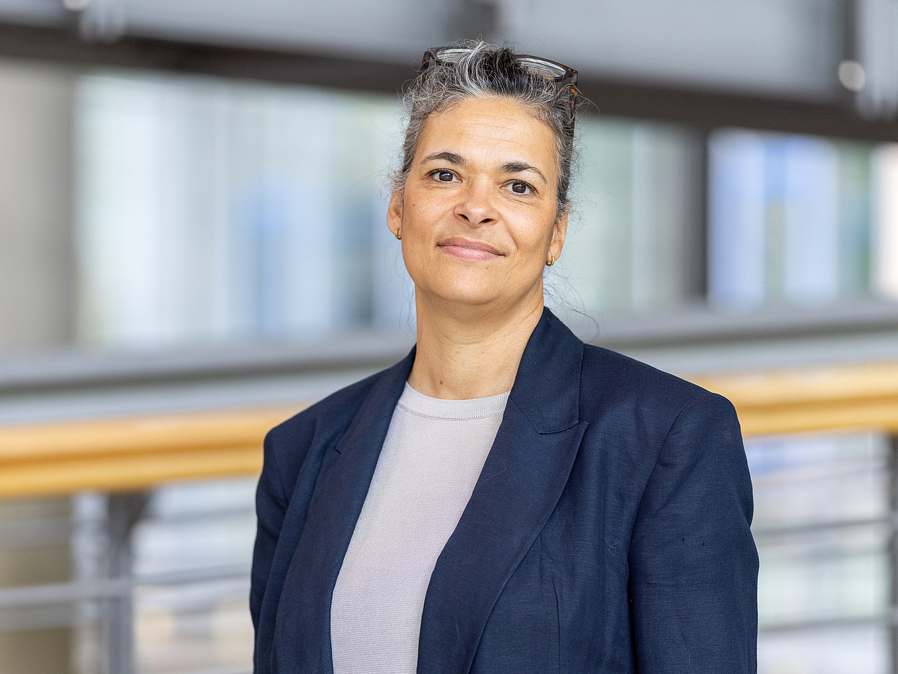 Mitarbeiterin lächelt in die Kamera.