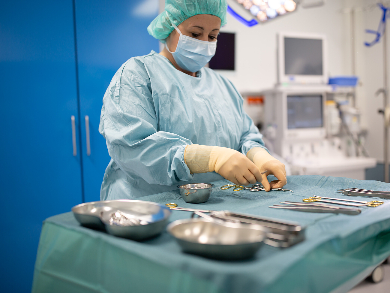 Pflegefachkraft bereitet OP-Instrumente vor