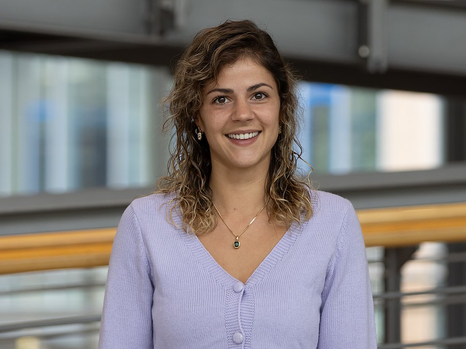 Mitarbeiterin lächelt in die Kamera.