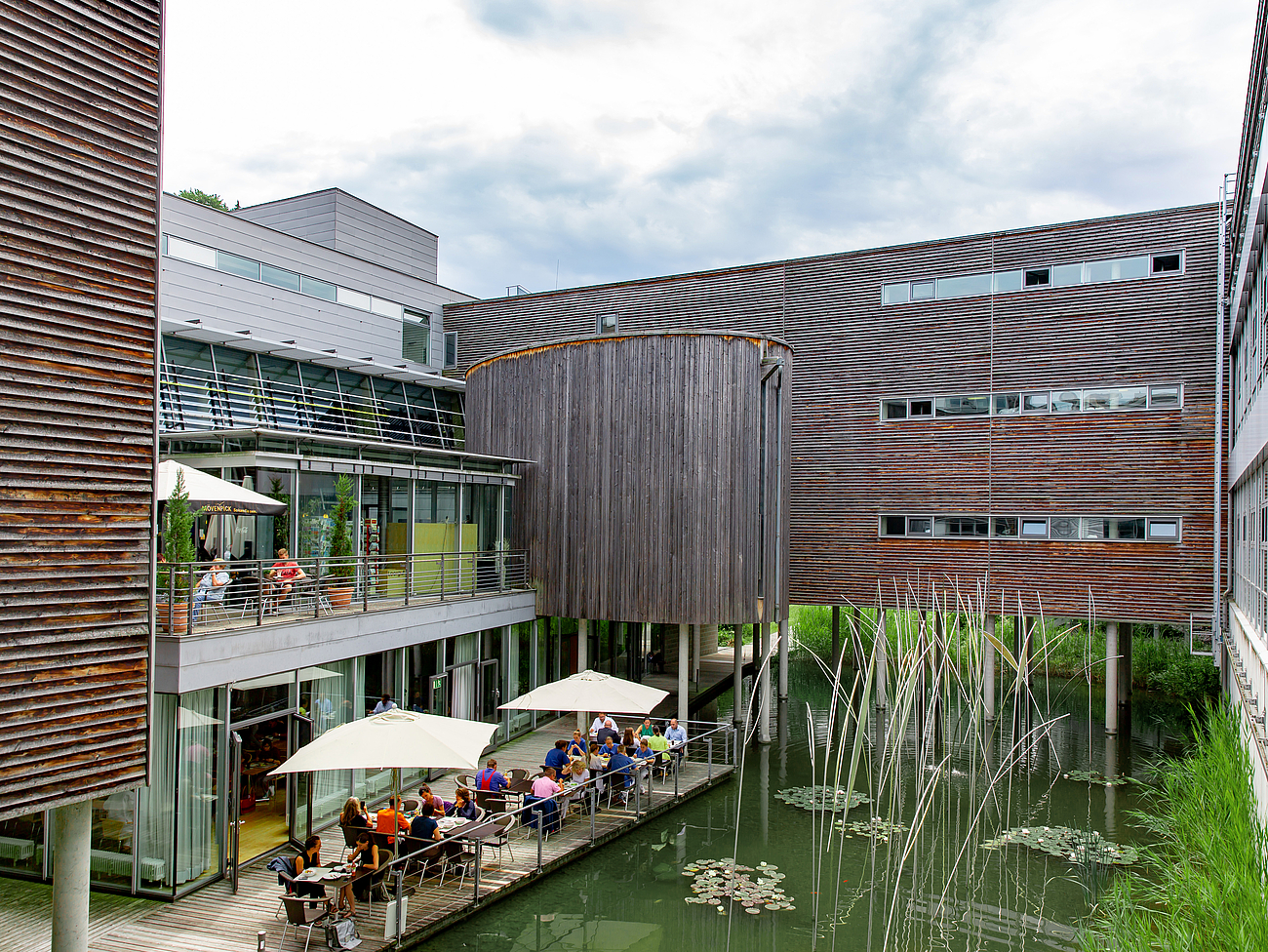 Sitzgelegenheiten der Kantine im Freien
