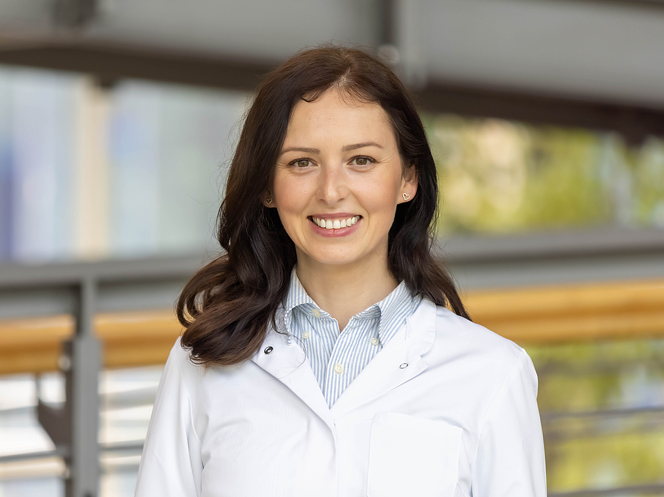 Ärztin lächelt in die Kamera.