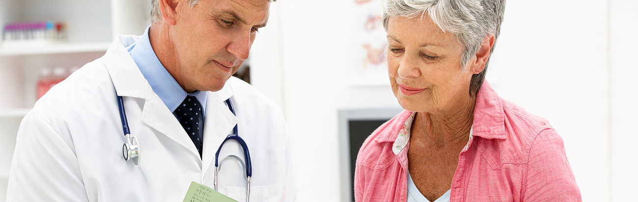 Beratungsgespräch zwischen Arzt und Patientin