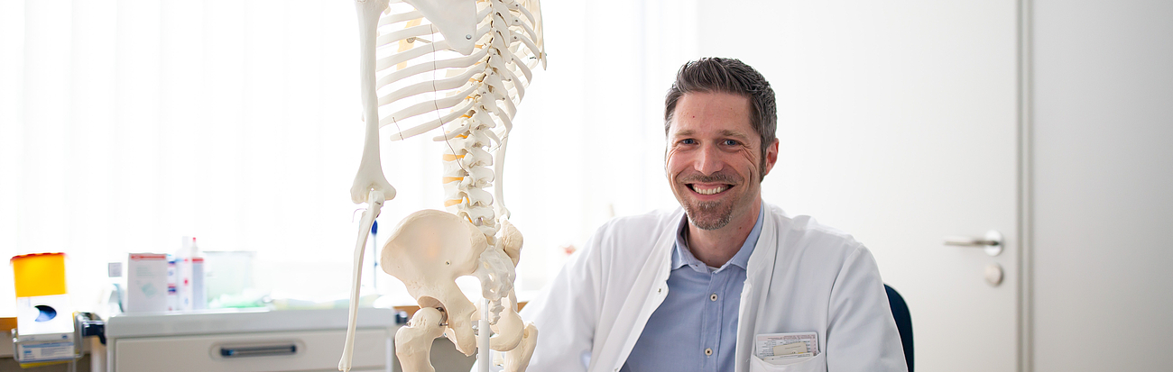 Dr. med. Niels Buchmann mit Skelett-Modell