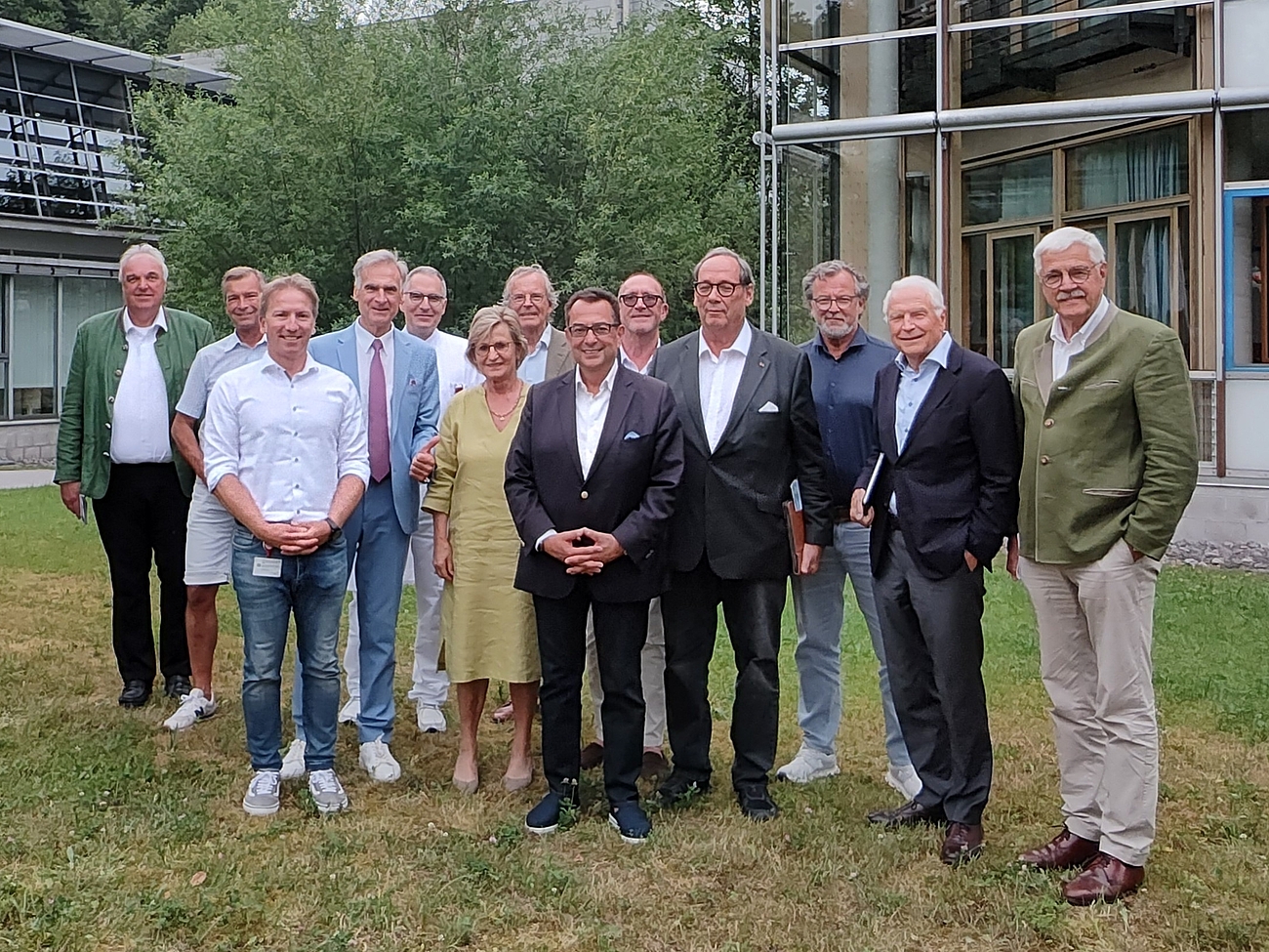 Ein Gruppenfoto draußen vor dem Krankenhaus vom Freundeskreis Agatahried.
