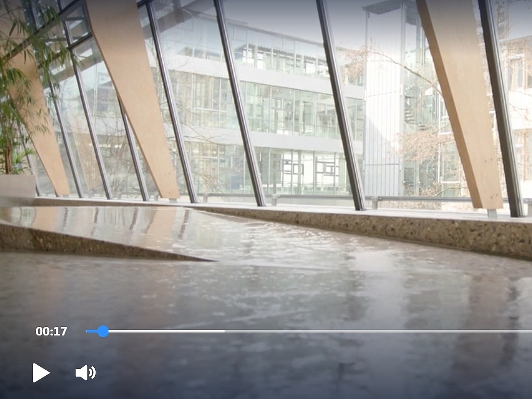 Blick vom lichtdurchfluteten Eingangsbereich des Krankenhauses auf den Innenhof