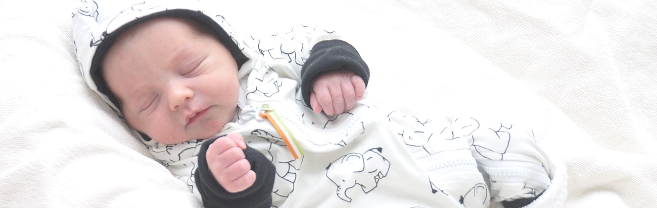 Neugeborenes schläft in einem Schlafsack