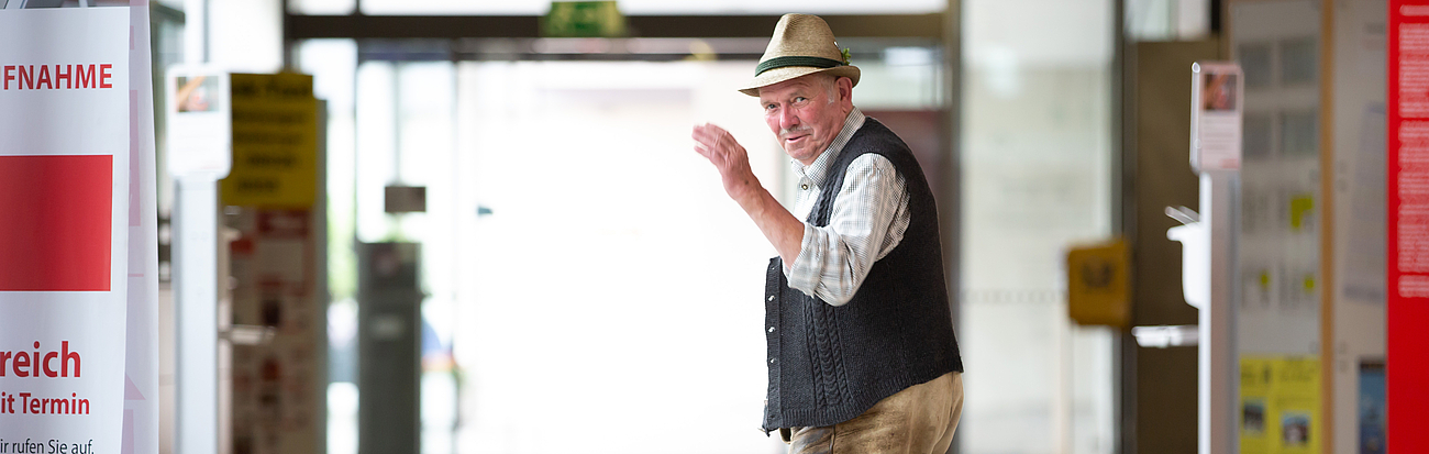 Patient winkend im Foyer