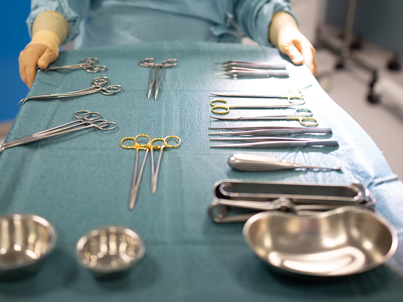 Operationstechnische Assistentin an einem Tische mit OP-Instrumenten