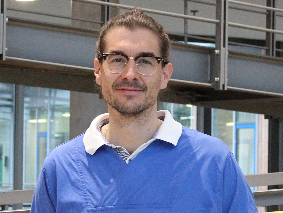 Dr. Haber Arzt lächelt in die Kamera.