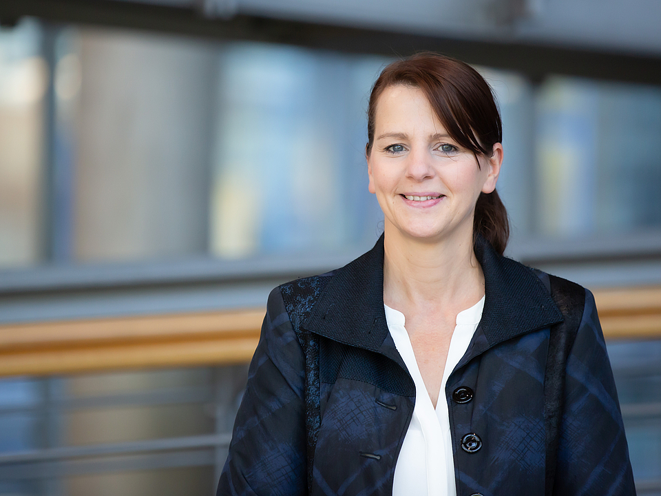 Frau Jahn Mitarbeiterin lächelt in die Kamera.