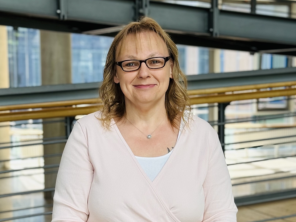 Frau Bergdoll Mitarbeiterin lächelt in die Kamera.