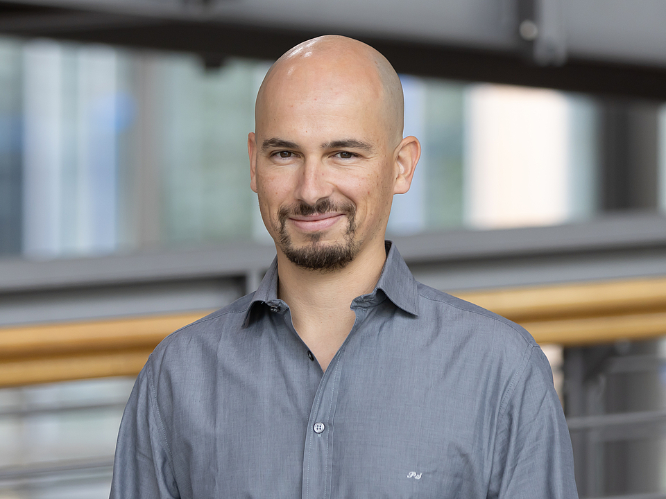 Dr. Stelzer Arzt lächelt in die Kamera.