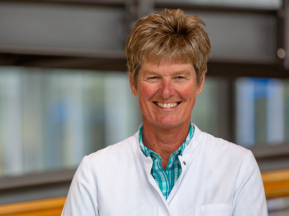 Frau Pfeiffer Ärztin lächelt in die Kamera.