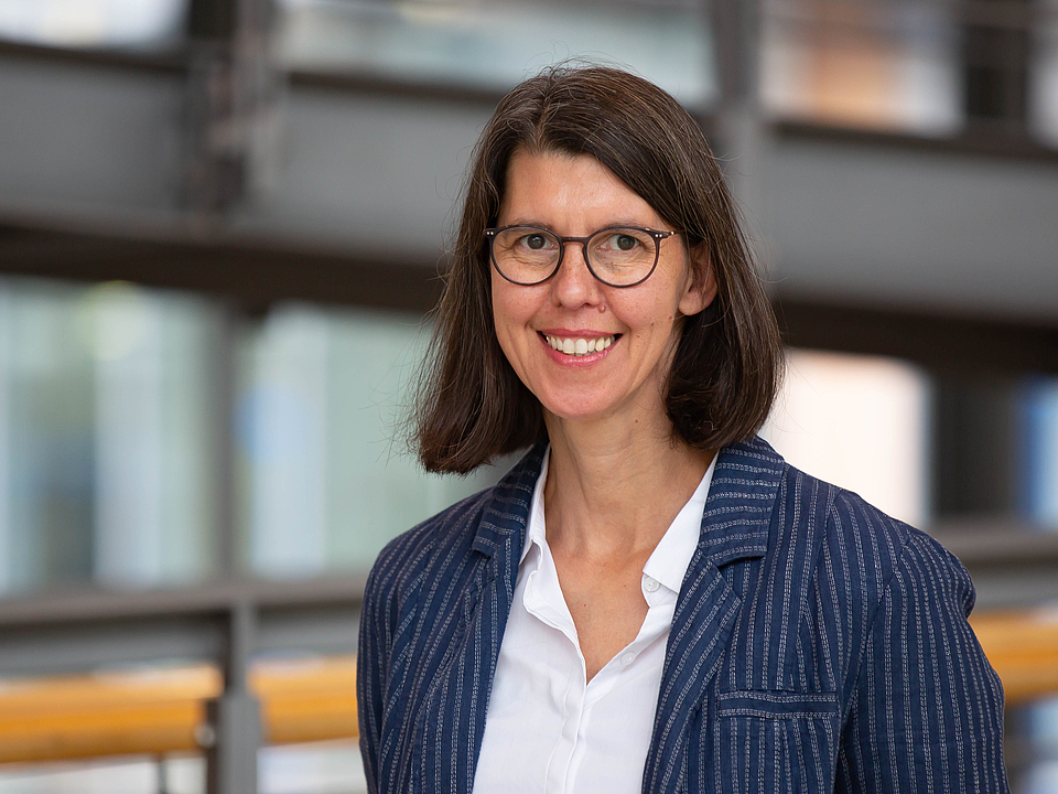 Frau Schmidl Mitarbeiterin lächelt in die Kamera.