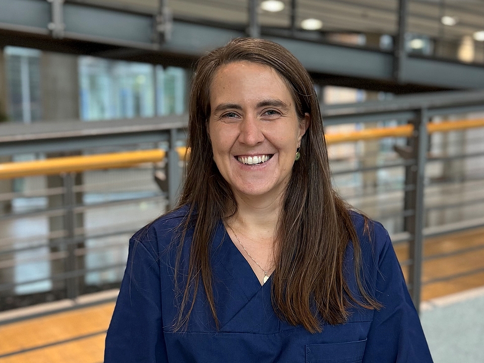 Frau Klingsbögl Pflegerin lächelt in die Kamera.