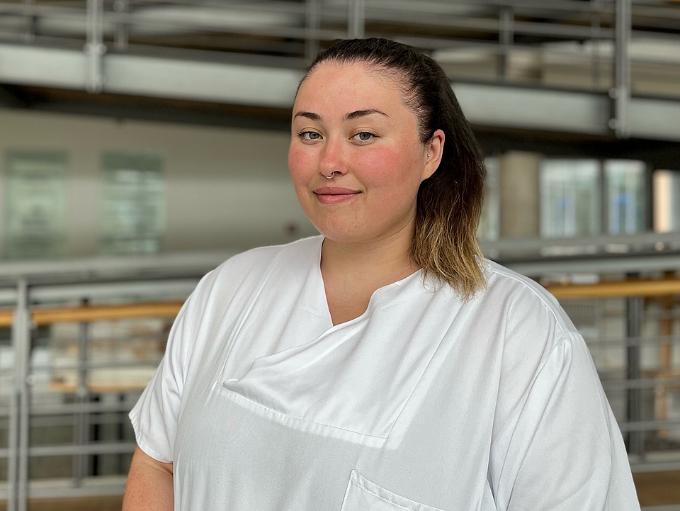 Frau Akekmekci Pflegerin lächelt in die Kamera.