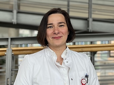 Frau Litseselidis Mitarbeiterin lächelt in die Kamera.