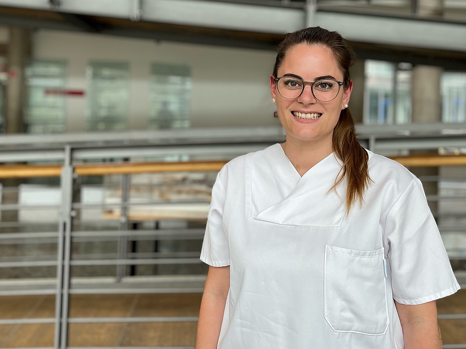 Frau Jäger Pflegerin lächelt in die Kamera.