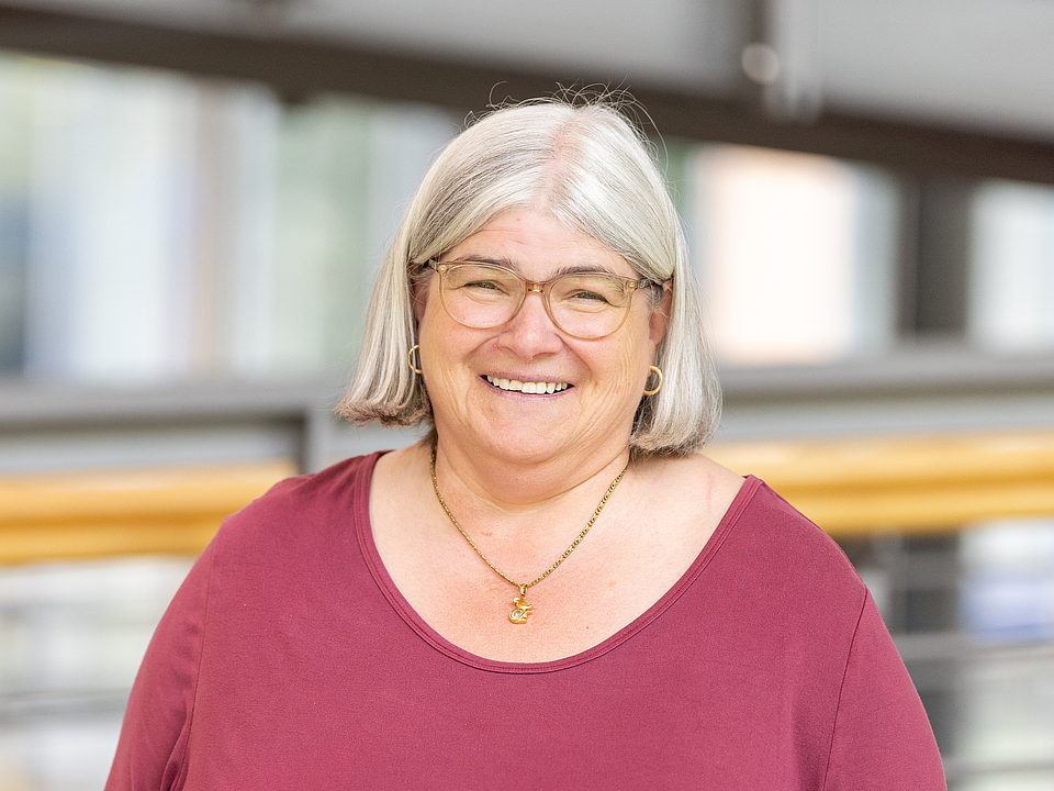 Frau Kirschbaum Mitarbeiterin lächelt in die Kamera.