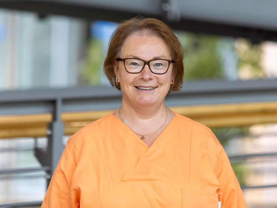 Frau Sollacher Pflegerin lächelt in die Kamera.