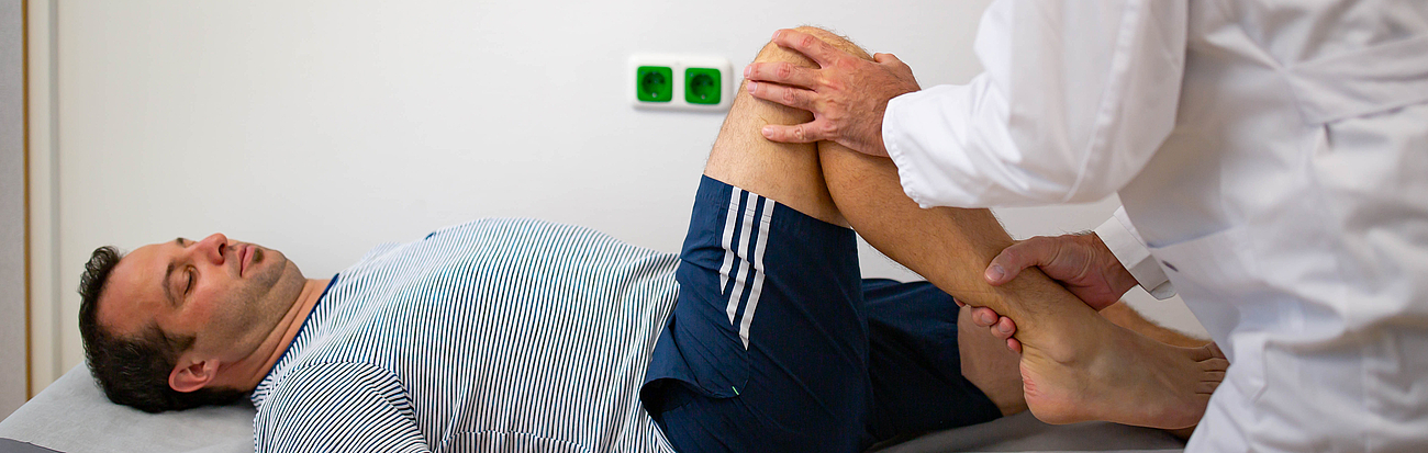 Patient bei Knieuntersuchung