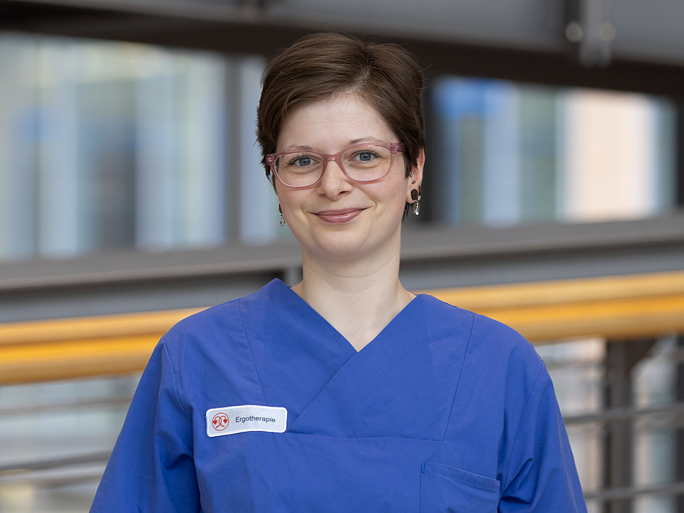 Frau Walther Pflegerin lächelt in die Kamera.