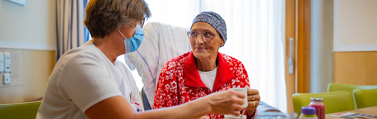 Patientin mit Palliativfachkraft