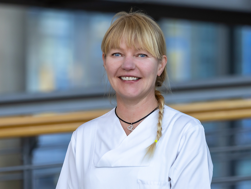 Frau Paetynen-Seifert Pflegerin lächelt in die Kamera.