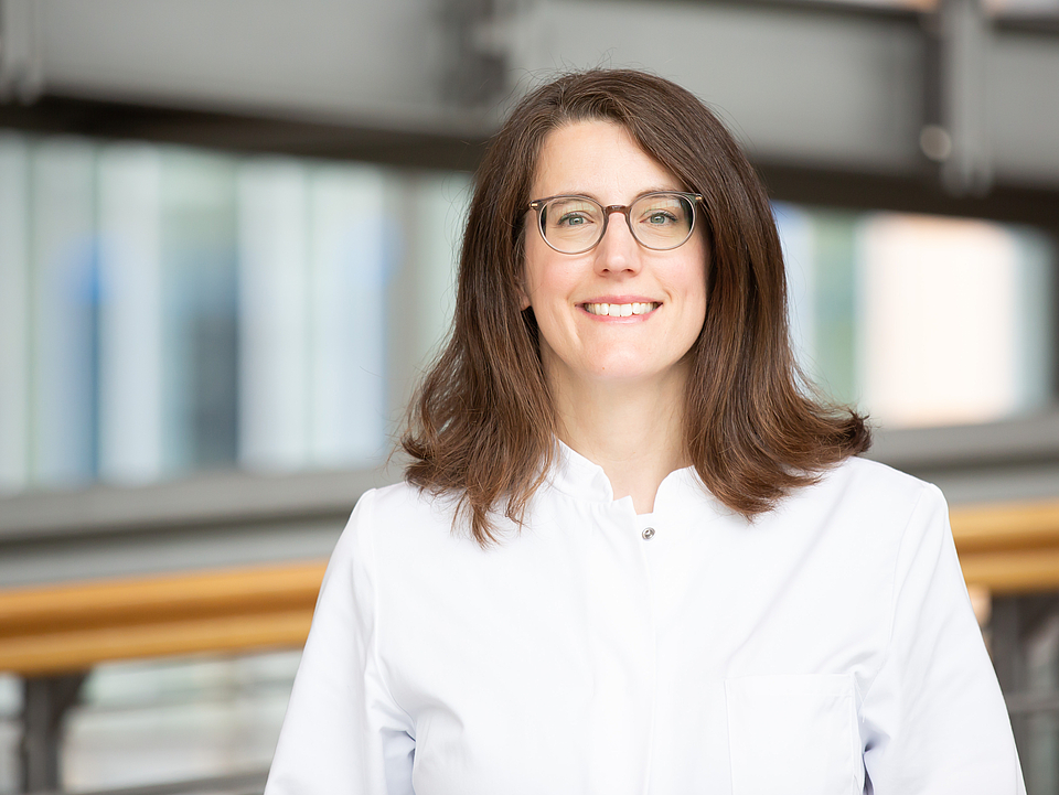 Frau Dr. Ottomeyer Eine Ärztin lächelt in die Kamera.