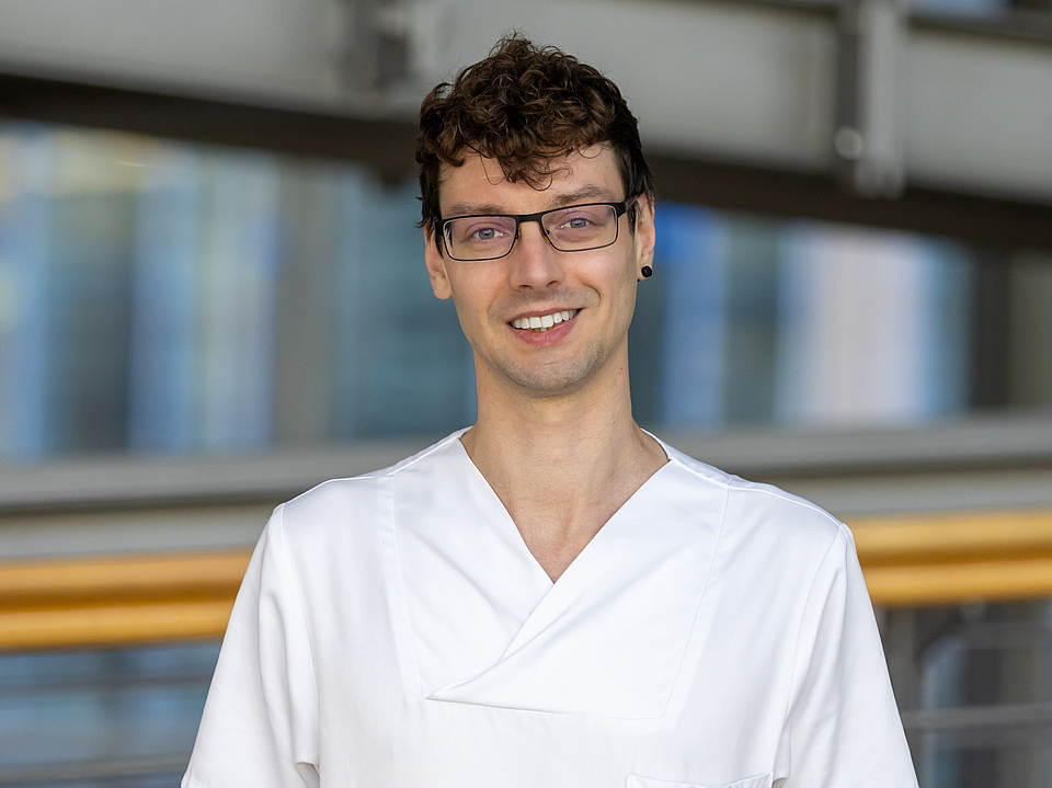 Dr. Hübner Arzt lächelt in die Kamera.