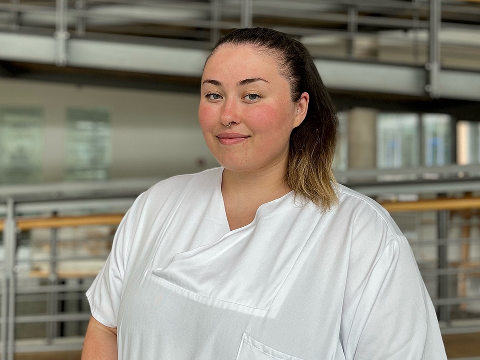 Frau Akekmekci Pflegerin lächelt in die Kamera.