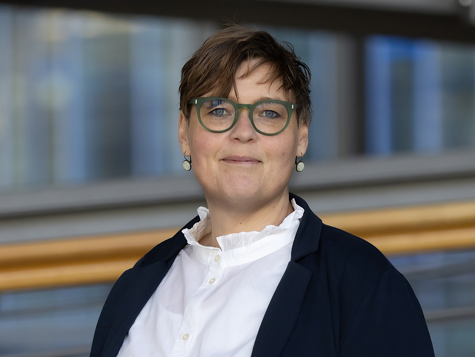 Frau Lendaro Mitarbeiterin lächelt in die Kamera.