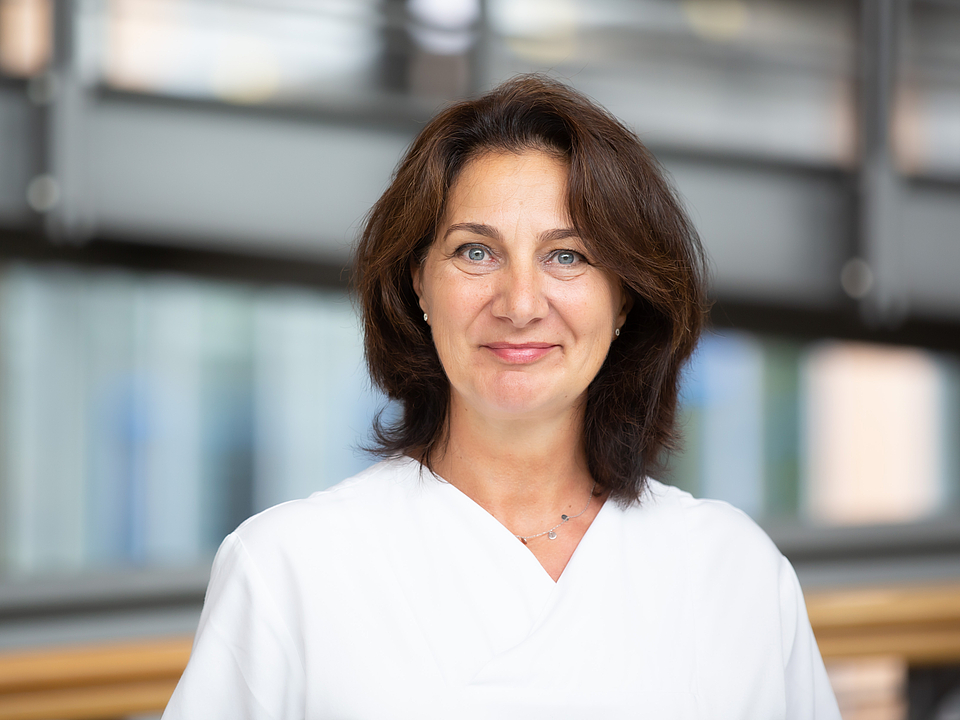 Frau Lausch Pflegerin lächelt in die Kamera.