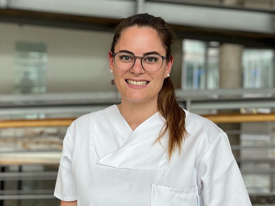 Frau Jäger Pflegerin lächelt in die Kamera.