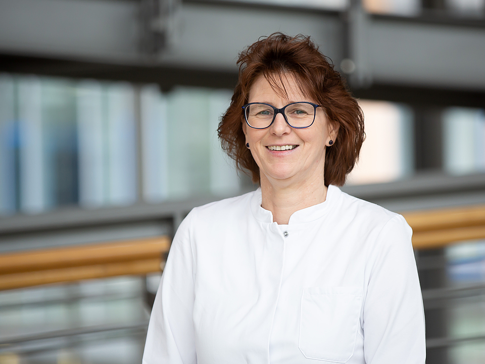 Frau Dr. Hastreiter Ärztin lächelt in die Kamera.