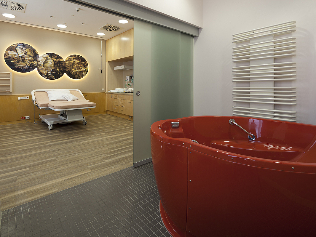 Badewanne im Kreissaal Eine rote Badewanne steht im Kreissaal.