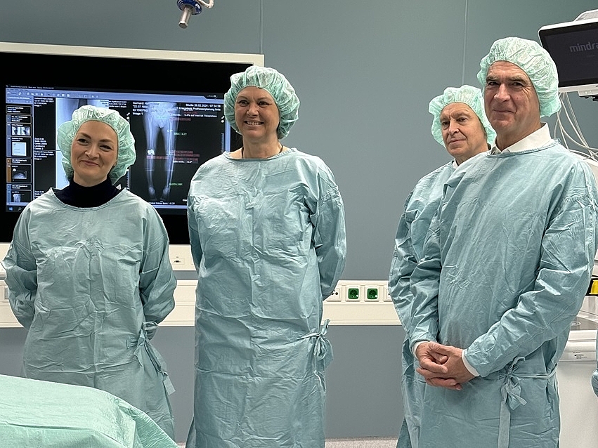 Ehrengäste bei der Vorführung des Mako-System