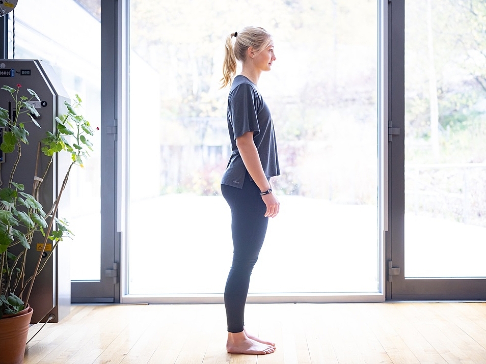 Übung Vorwärtsbeuge aufrechte Position im Stand