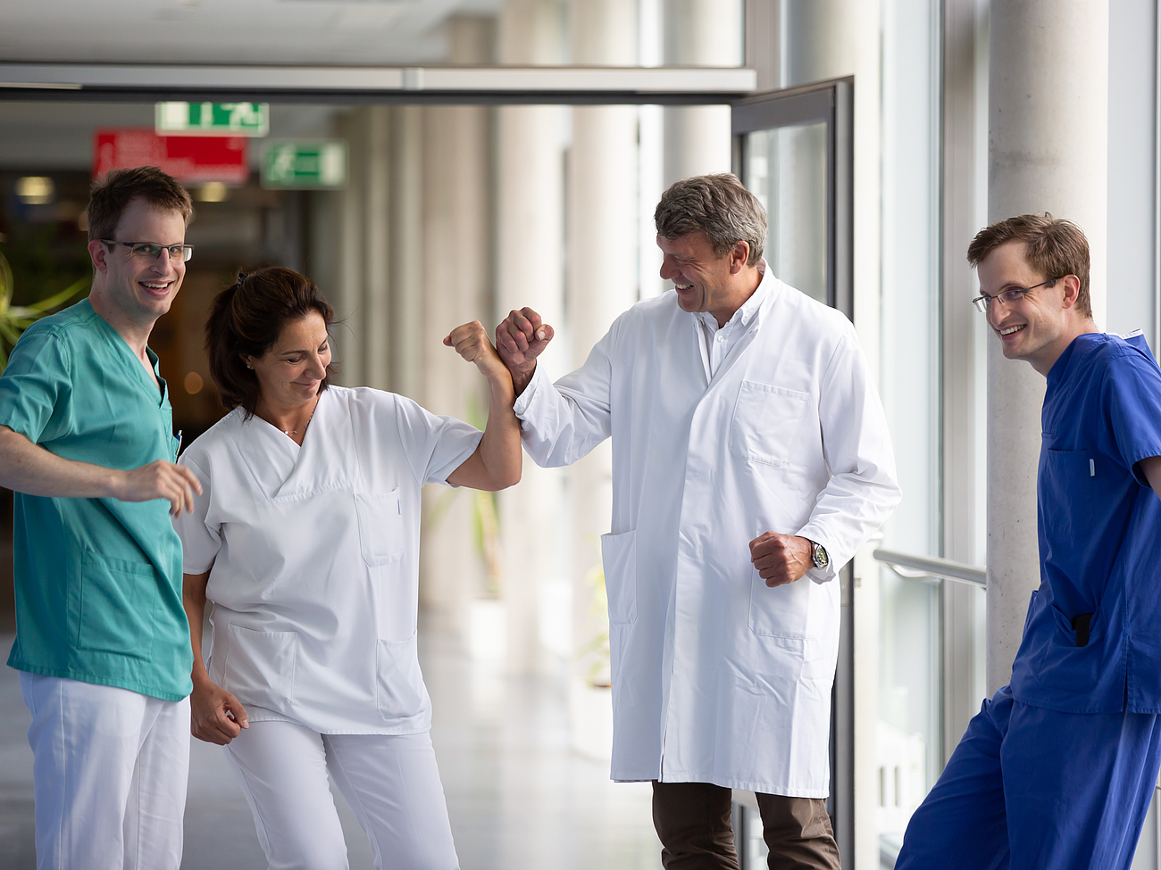 Ein Gruppenfoto von Ärzten der Viszeral-, Gefäß- und Endokrinen Chirurgie.