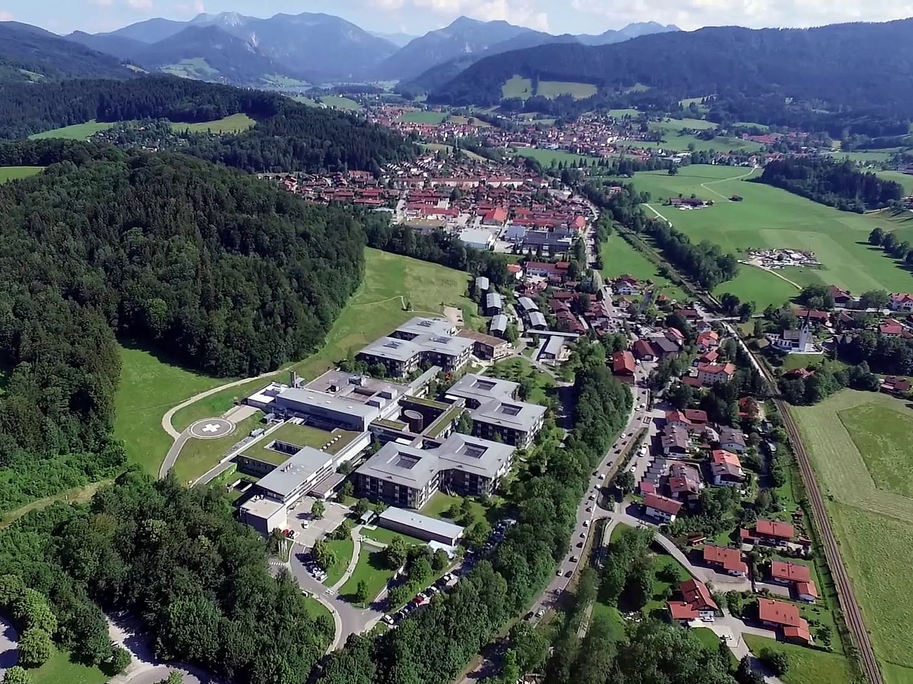 Eine Luftaufnahme des Krankenhaus Agatharied, welches von Bäumen umgeben ist.
